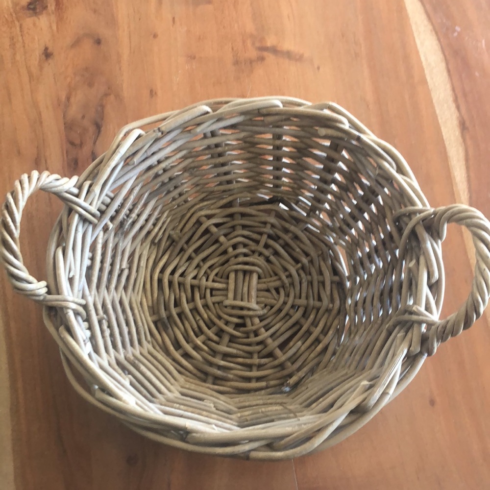 15" Round Woven Wicker Willow‎ Basket W/ Handles - Like New